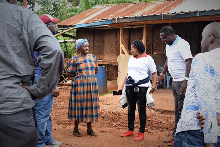 Grace Baayo, Halima et George accueillant l'équipe en visite au domicile de Grace Baayo.